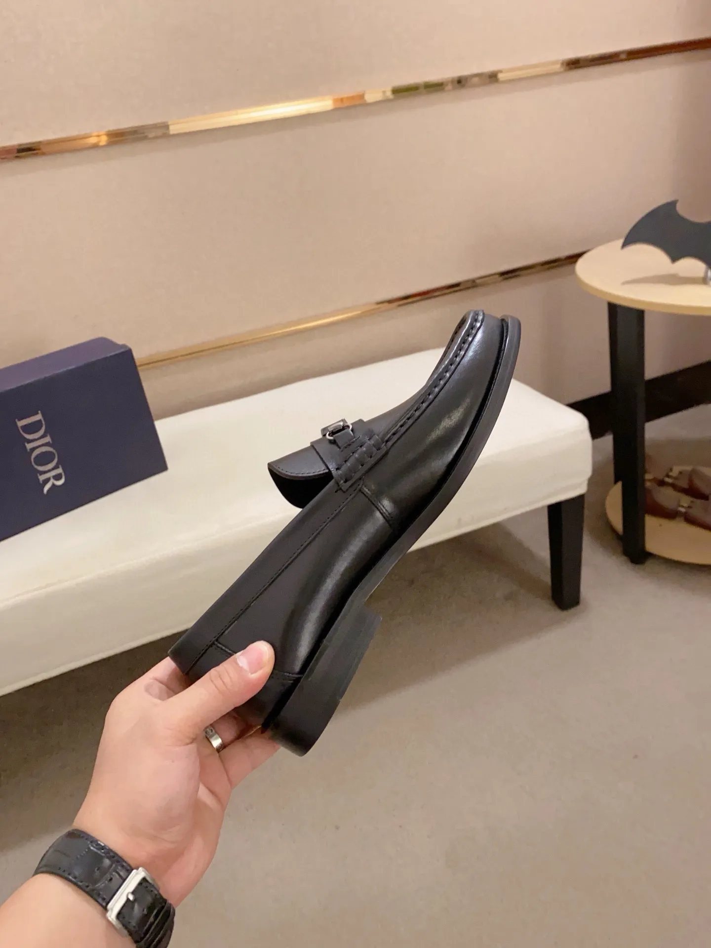 Factory price: 270 men's shoes 💰 High-end version of Dior Dior's new series. Famous actors and Internet celebrities wear super popular designs. They are designed with the sculptures of French artist Niki de Saint Phalle as rings. Material: Imported original material ➕Painted cowhide Foot pads: cowhide Outsole: Rubber outsole Men's shoe size: 38~44 Can be customized to size 45
